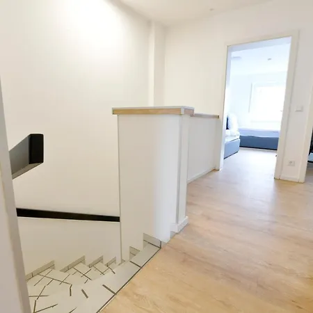 And Work - 8 Beds - 4 Bed Apartment *